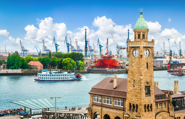 ドイツの輸出経済と貿易の中心地を象徴するハンブルク港の風景