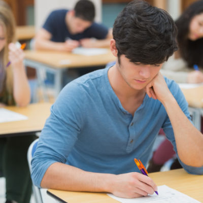 ゲーテ試験対策のためのドイツ語レッスンの様子。小規模グループで効率的に試験準備。