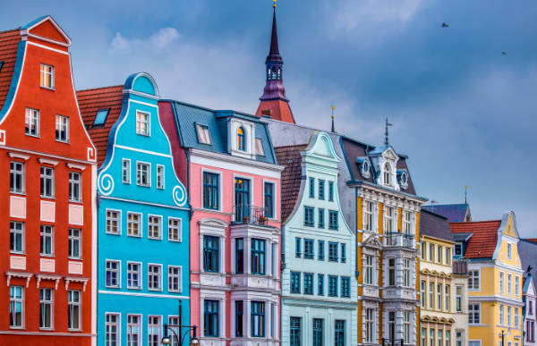 ドイツの旅行文化の強さと、観光業におけるドイツ語の重要性を象徴する、人気の海辺の街ロストックの風景。