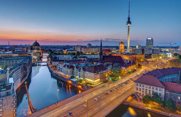 ベルリンのスカイライン。テレビ塔やブランデンブルク門などの名所が見え、住みやすさとスタートアップ文化を象徴している。